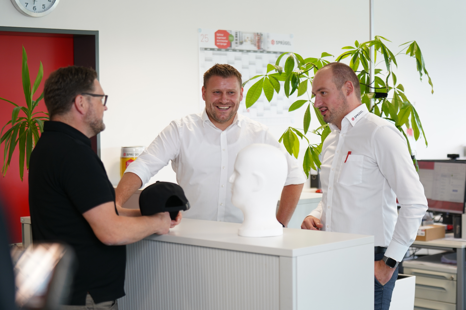 Kollegen im Büro bei Sprügel